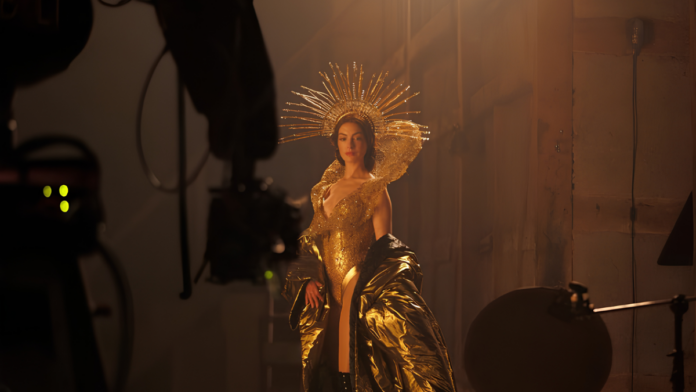 Filme com Anne Hathaway, ‘Mother Mary’, chega ao streaming sem estrear nos cinemas brasileiros