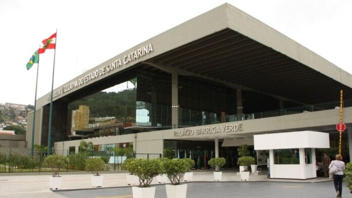 Fachada do Palácio Barriga Verde, sede da Assembleia Legislativa de Santa Catarina (Alesc) em Florianópolis, durante a cobertura da apuração para deputado estadual nas Eleições 2026.
