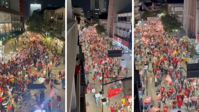 Ato pró-Lula em Blumenau reúne milhares de apoiadores na Rua XV de Novembro