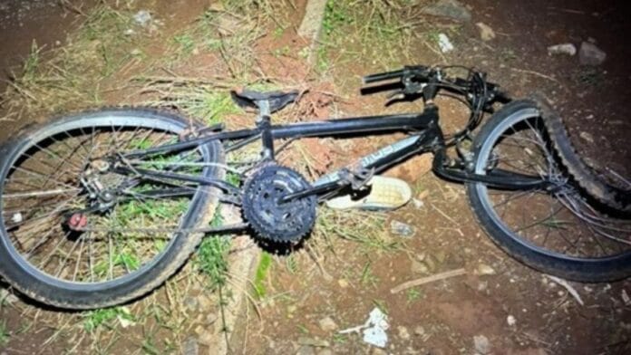 Criança de 12 anos é atropelada por motorista alcoolizada enquanto empurrava sua bicicleta pela rua