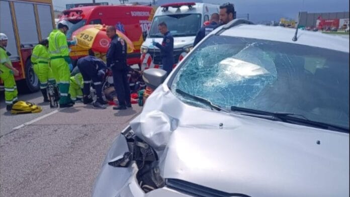 Homem morre após ser atropelado na BR-101 em SC; enfermeira que passava pelo local tentou salvá-lo