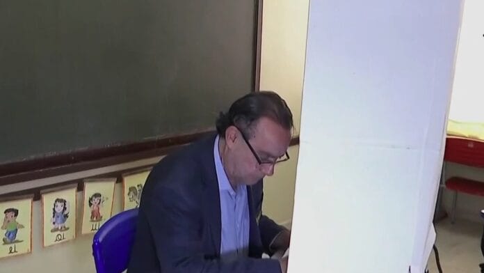 Augusto Cury (Avante), candidato a presidente do Brasil, vota em Colina