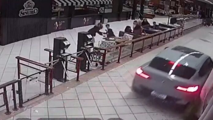 Vídeo flagra momento em que BMW invade restaurante e assusta clientes em SC