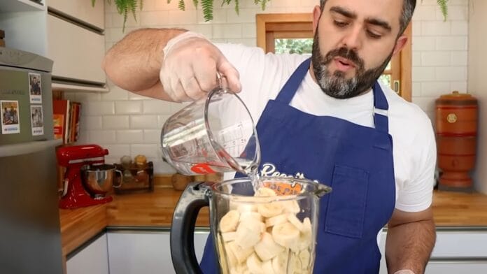 batendo a banana no liquidificador 