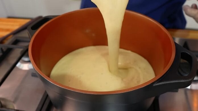 despejando a banana batida na panela
