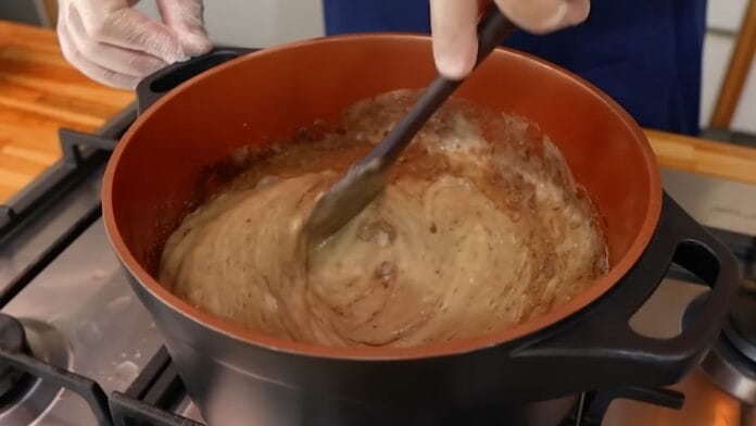 misturando os ingredientes da bala de banana