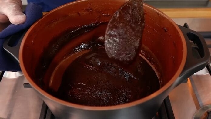 misturando os ingredientes da bala de banana