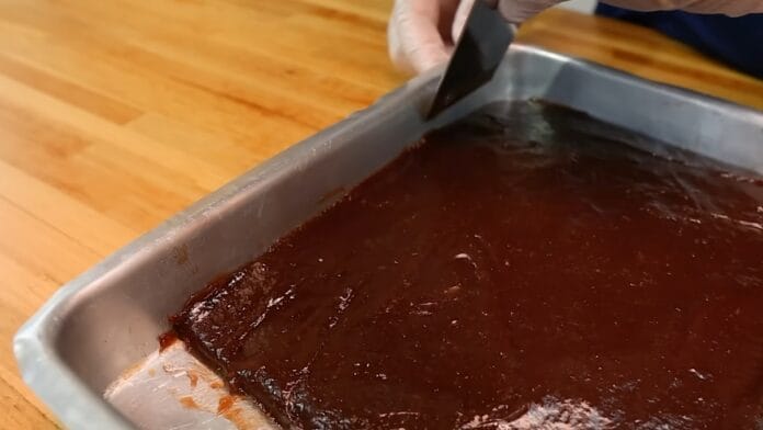 arrumando a massa sobre a forma