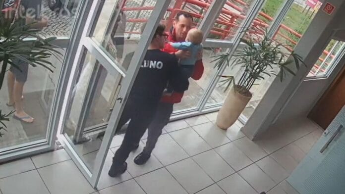 Vídeo: Bebê de 9 meses é salvo por aluno do corpo de bombeiros em cidade de SC