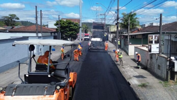 Homens trabalhando no rua