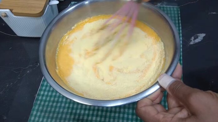 misturando os ingredientes da massa do bolo