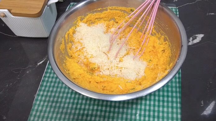 misturando os ingredientes da massa do bolo