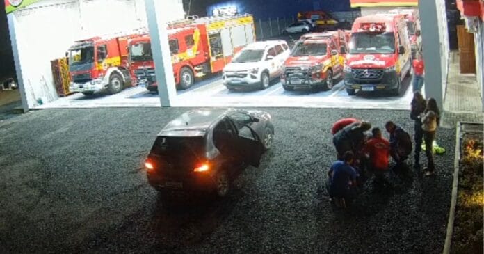 Carro entra buzinando no quartel, família pede socorro e bombeiro salva menina de 7 anos engasgada