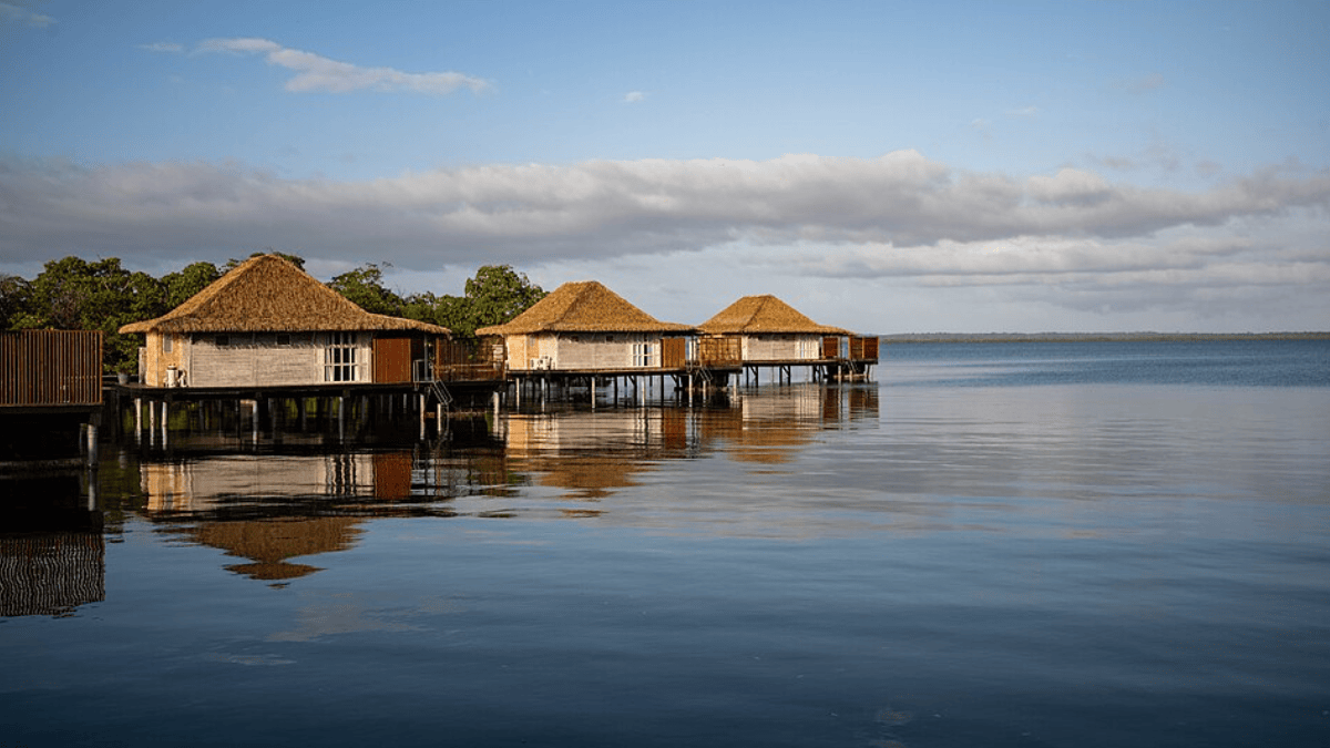 O arquipélago de Bocas del Toro é famoso por suas águas cristalinas azul-turquesa, biodiversidade, tradição no surf e sua vibrante atmosfera caribenha (Foto: RB Photo / Wikimedia Commons)