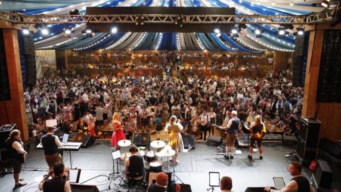Cavalinho, Vox3 e banda internacional animam domingo de Oktoberfest Blumenau; veja programação