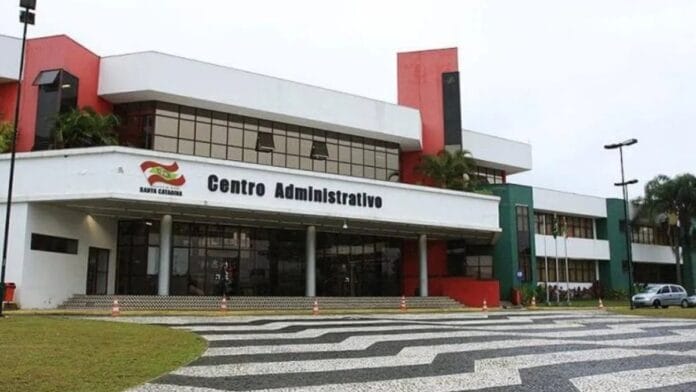 Entrada do Centro Administrativo do Governo do Estado de Santa Catarina, com calçada decorada à frente, na cobertura da apuração para governador em 2026.
