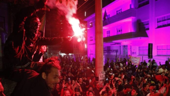 Festa da vitória de Lula em SC tem angústia, hino nacional e alívio por democracia: “Alegria imensa”