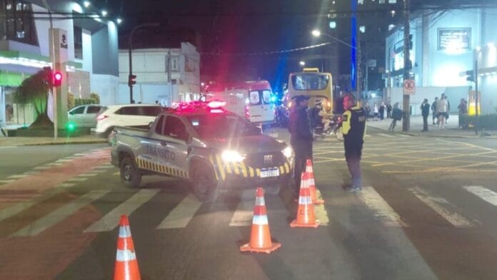 Ciclista é atropelado, vai parar embaixo de ônibus e morre após acidente em Joinville