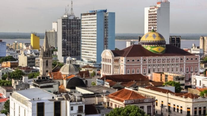 Centro histórico de Manaus com o Teatro Amazonas em destaque para a apuração ao vivo para governador no Amazonas segundo turno.