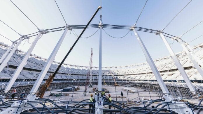 Clube tradicional negocia estádio antigo e vende quase metade do time em plano para construir nova arena