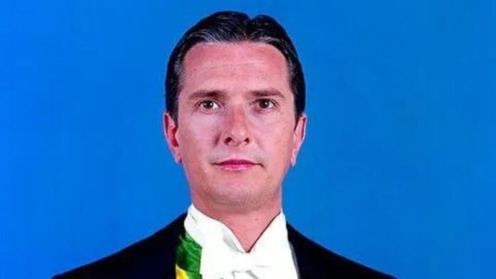 Retrato oficial de Fernando Collor de Mello com faixa presidencial e traje de gala contra fundo azul.