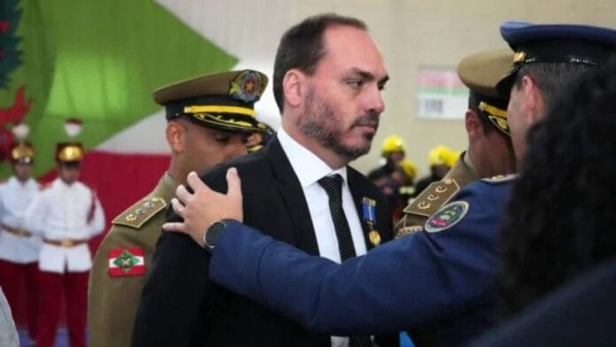 Carlos Bolsonaro recebe medalha do Corpo de Bombeiros e caso vira disputa judicial, mas TJSC toma decisão