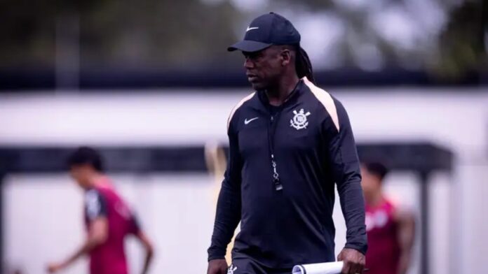 Corinthians acerta primeira contratação da era Seedorf, mas dívida trava registro de reforço