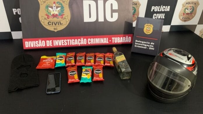Criminoso encapuzado que roubou camisinhas e beijou funcionária à força acaba preso após operação policial em SC