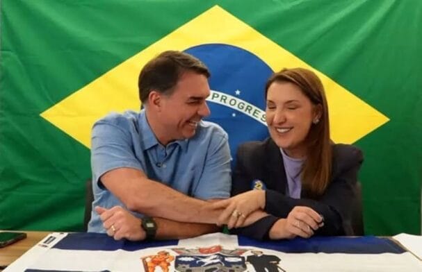 Campanha de Flávio Bolsonaro defende substituição de servidores por IA em meio às Eleições 2026