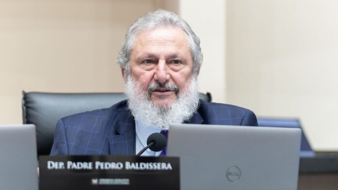 Deputado Padre Pedro Baldissera, do PT, foi reeleito para sétimo mandato (Foto: Jeferson Baldo, Agência Alesc)