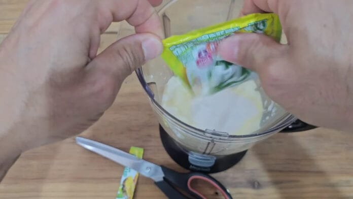 adicionando o suco em pó no liquidificador