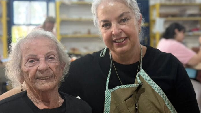 Após perder três filhos, idosa de 92 anos aprende cerâmica e reencontra a esperança ao lado da filha: “Me deixa muito feliz”