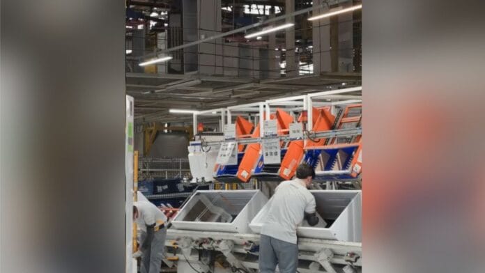 Whirlpool Joinville por dentro, mostra funcionária trabalhando em uma estrutura de plástico branca