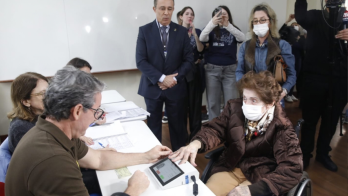 Eleitora de 103 anos faz questão de ir às urnas após sair do hospital em SC: “Eu vim dar o exemplo”