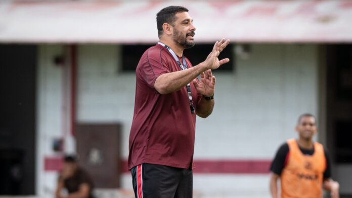 Diego Souza comandando o Joinville (Foto: Luiz Vieira, JEC)