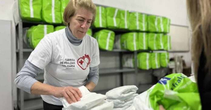 Fábrica solidária produz mais de 3 mil fraldas gratuitas para famílias vulneráveis no interior de SC