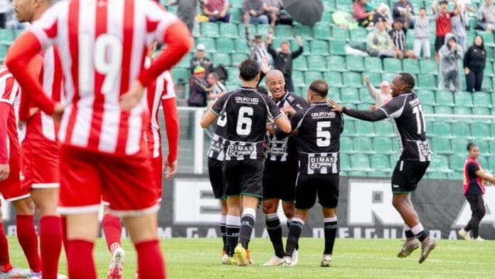 Figueirense vence o Hercílio Luz e assume a liderança da Copa SC 2026