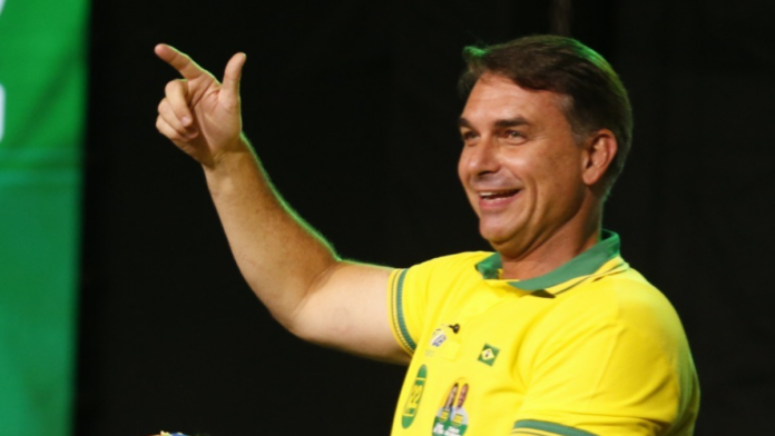 Flávio Bolsonaro recebe autorização de entrada nos EUA e família do senador também terá acesso a vistos após derrota para Lula