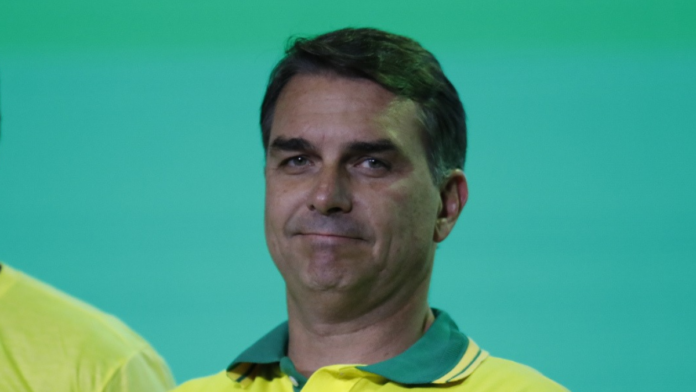 Flávio Bolsonaro pode ser preso ao chegar nos EUA? Entenda o que acontece após fuga com passaporte cancelado