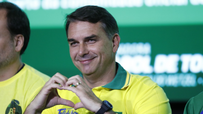 Filha de Flávio Bolsonaro teria se despedido de colegas e dito que iria aos EUA antes de senador fugir do Brasil