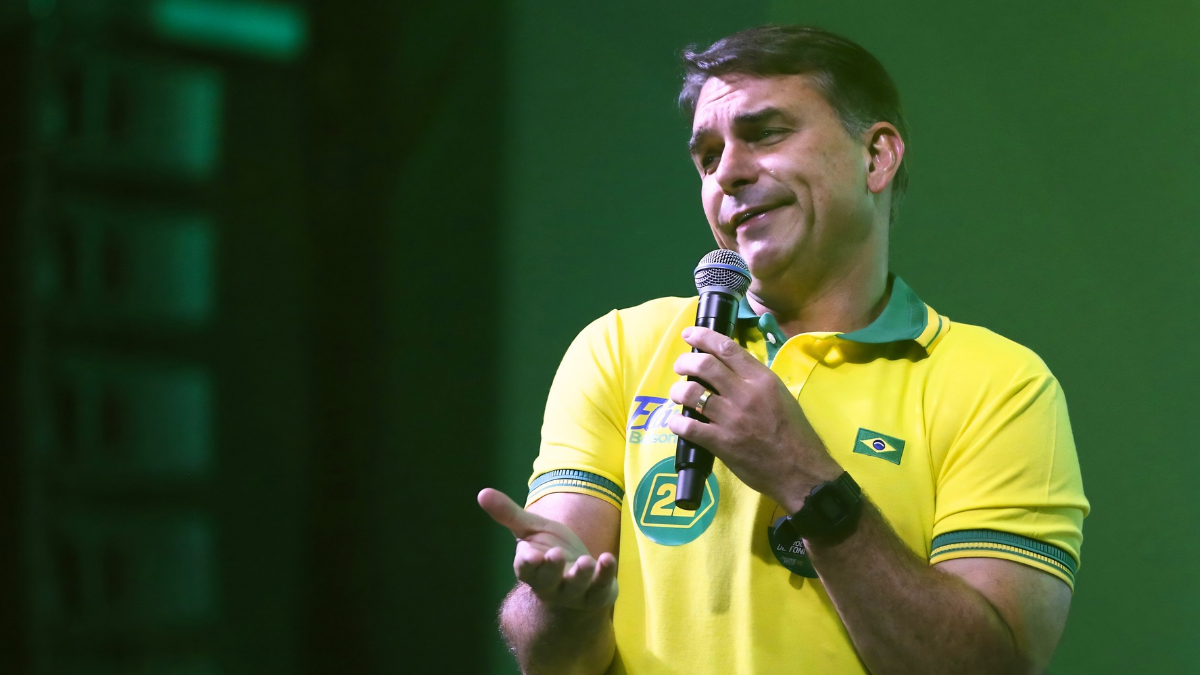 Fique por dentro: ChatGPT ou pressão do PL? O que levou Flávio Bolsonaro a retirar “presidente eleito” de carta com teor golpista