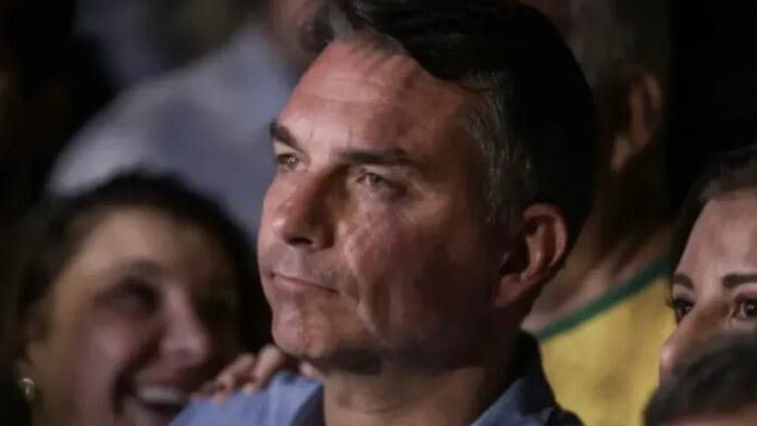 Voo de fuga de Flávio Bolsonaro de R$ 800 mil foi pago por intermediário dos EUA