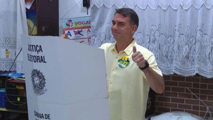 Flávio Bolsonaro (PL), candidato a presidente do Brasil, vota no Rio de Janeiro