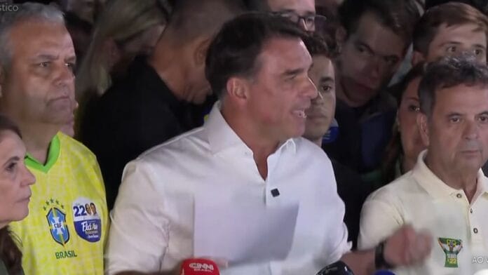 Após derrota, Flávio Bolsonaro diz não reconhecer resultado das eleições e que vai pedir anulação