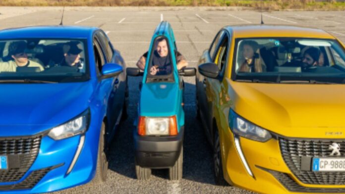 Ocupa menos espaço que uma moto: italiano transforma Fiat Panda de 1993 no carro mais estreito do mundo e leva recorde no Guinness
