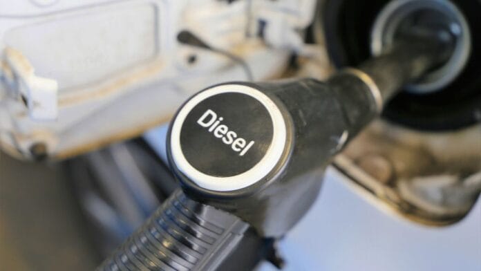 Frentista abastece carro a diesel com gasolina, motor morre a poucos metros da bomba e posto é condenado a pagar os danos
