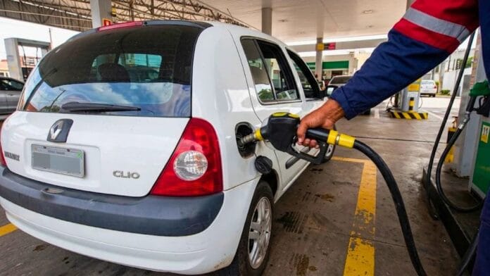 Frentista abastece carro a diesel com gasolina, motor morre a poucos metros da bomba e posto é condenado a pagar os danos