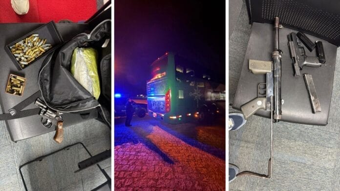 Fundo falso em ônibus de turismo escondia submetralhadora, pistolas e droga em SC