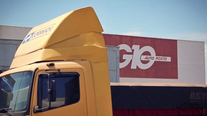 A união entre transportadoras concorrentes foi decisiva para ampliar a escala e dar origem à estrutura da G10 Transportes (Reprodução: G10 Transportes/ YouTube)