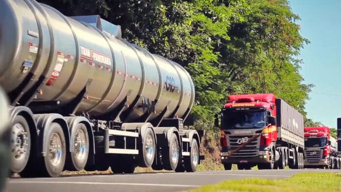 Grupo dos Dez começou com pouco mais de 120 caminhões e cresceu até se tornar referência no transporte rodoviário de grãos (Reprodução: G10 Transportes/ YouTube)